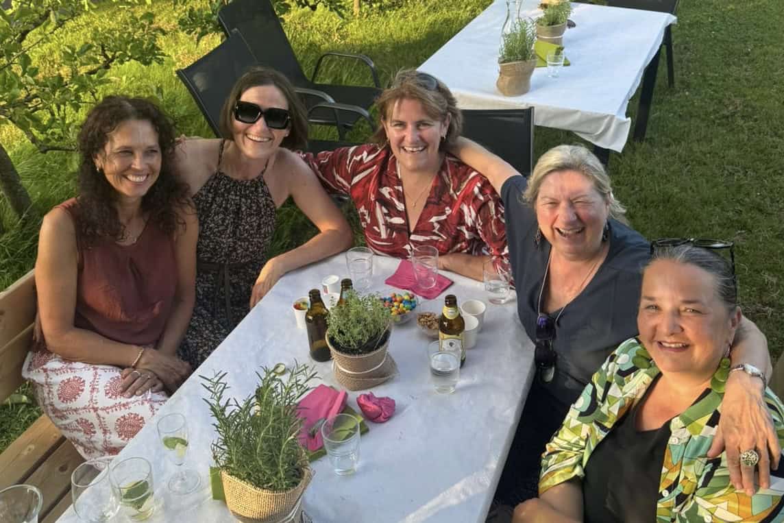 Freunde bei einem geselligen Treffen