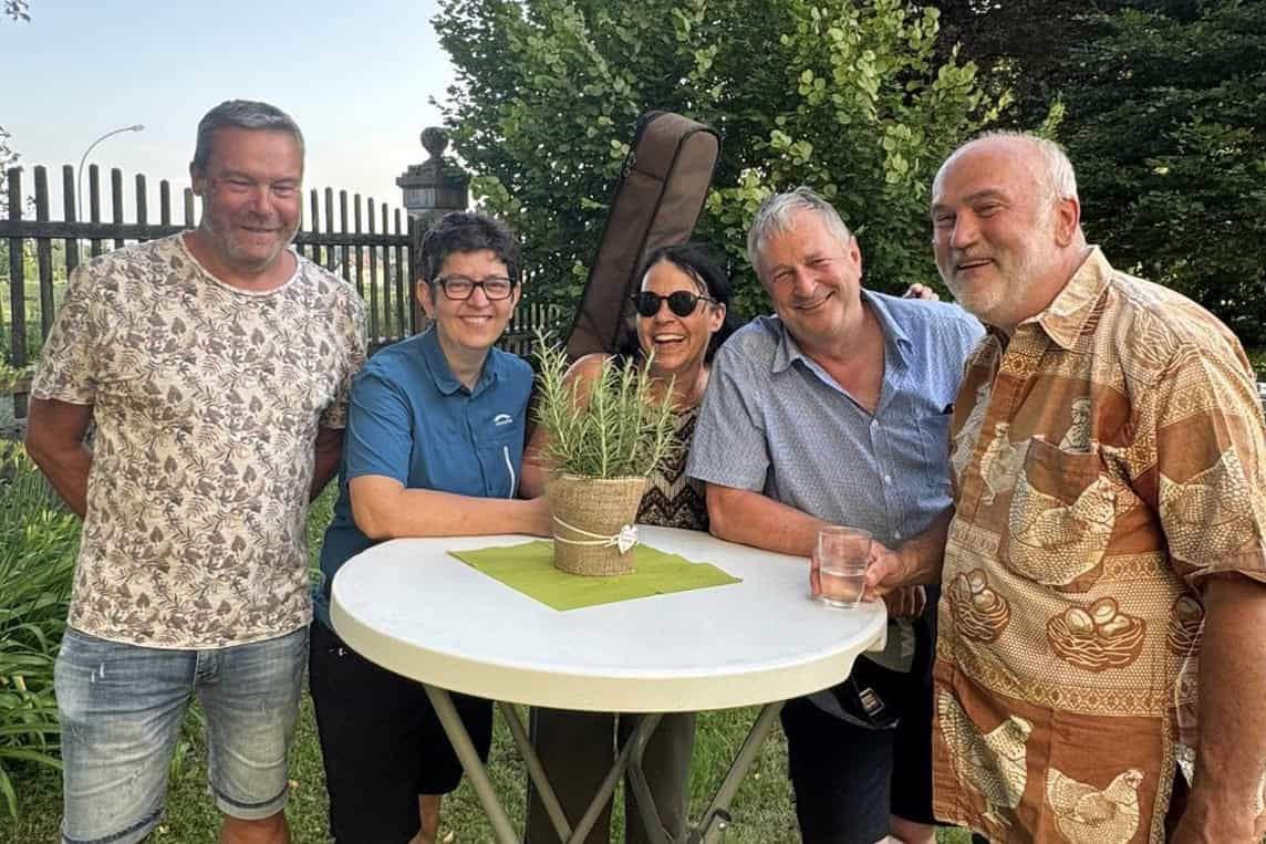 Gruppe von Menschen um einen Tisch.