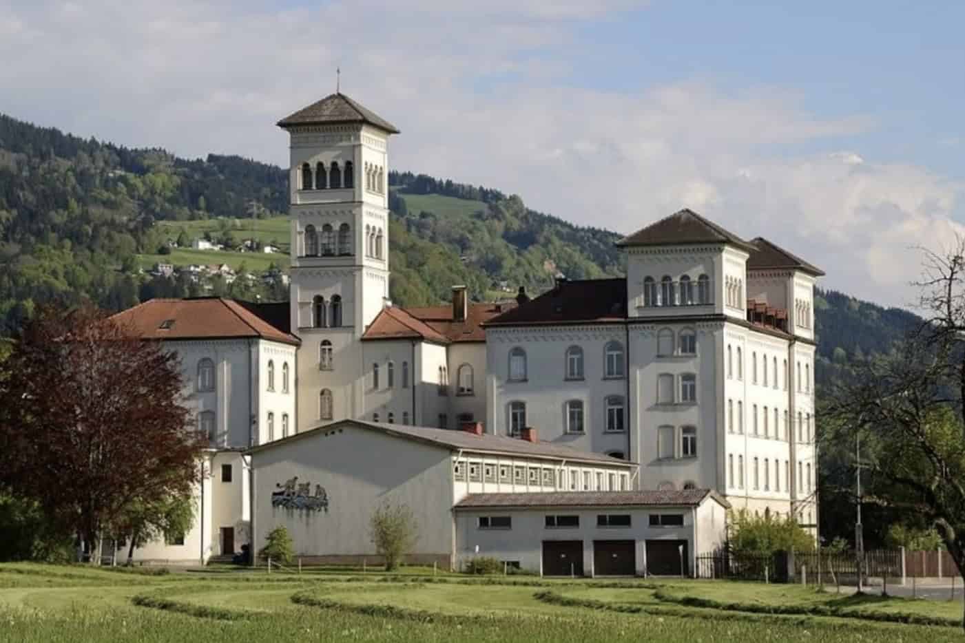 Historisches Kloster mit Türmen und Landschaft