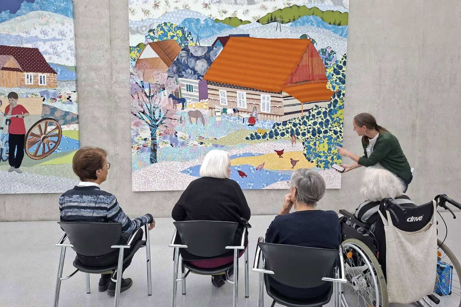 Besucher betrachten Kunstwerke im Museum.